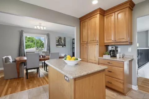 Kitchen - 785 Cambridge Ln, Hoffman Estates, IL 60169 photo 4 of 4