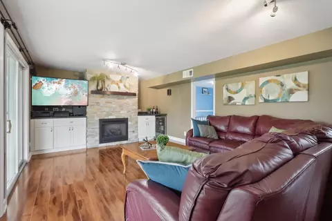 Living - 785 Cambridge Ln, Hoffman Estates, IL 60169 photo 3 of 6
