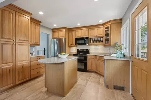 Kitchen - 785 Cambridge Ln, Hoffman Estates, IL 60169 photo 1 of 4
