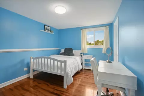 Bedroom - 785 Cambridge Ln, Hoffman Estates, IL 60169 photo 7 of 8