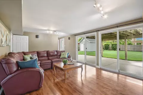 Living - 785 Cambridge Ln, Hoffman Estates, IL 60169 photo 6 of 6