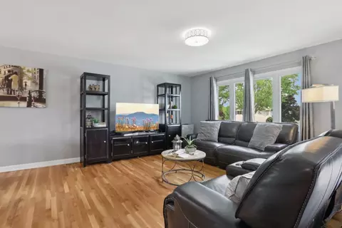 Living - 785 Cambridge Ln, Hoffman Estates, IL 60169 photo 2 of 6