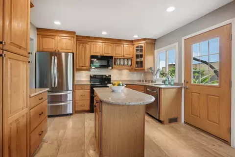 Kitchen - 785 Cambridge Ln, Hoffman Estates, IL 60169 photo 2 of 4