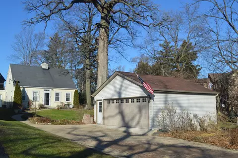 26338 N Hickory Ave, Mundelein, IL 60060