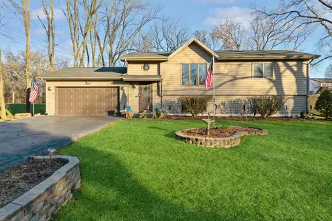 2507 Crystal Lake Rd, Cary, IL 60013