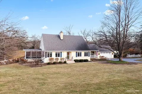 991 Hillcrest Rd, Elgin, IL 60123