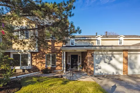 740 Cherrywood Ln #1B, Willowbrook, IL 60527