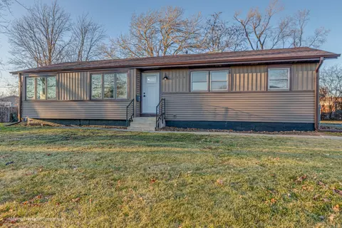 2304 Sunset Ln, Lindenhurst, IL 60046
