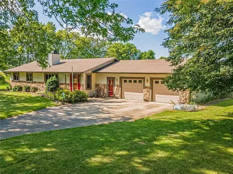 1402 1000th St, Lincoln, IL 62656