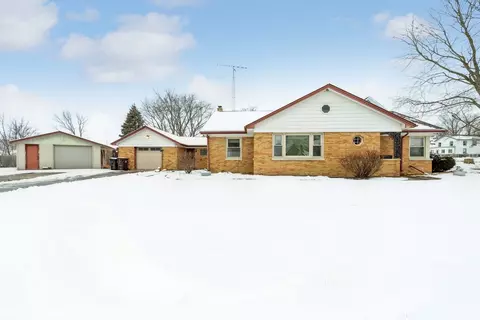 400 W Main St, Capron, IL 61012