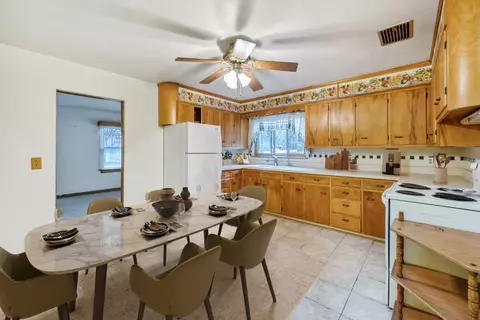 400 W Main St, Capron, IL 61012 photo 6