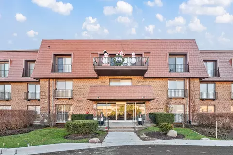 3950 Dundee Rd #202, Northbrook, IL 60062