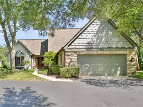1040 Woodbine Ln, Darien, IL 60561