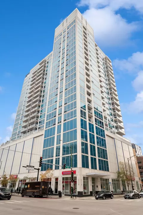 757 N Orleans St #612, Chicago, IL 60654