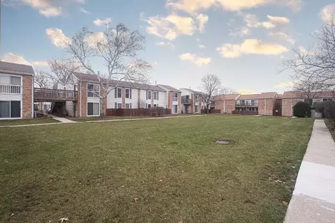 1979 Kenilworth Cir #E, Hoffman Estates, IL 60195 photo 3
