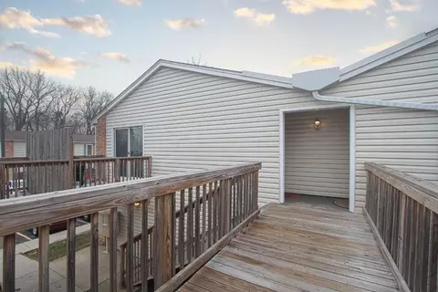 1979 Kenilworth Cir #E, Hoffman Estates, IL 60195 photo 2