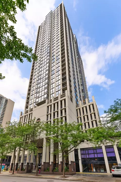 1122 N Clark St #P414, Chicago, IL 60610