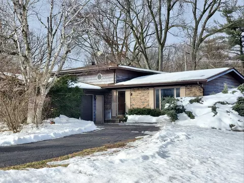 6714 Meadow Dr, Crystal Lake, IL 60012