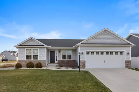 604 Red Bud Dr, Mahomet, IL 61853