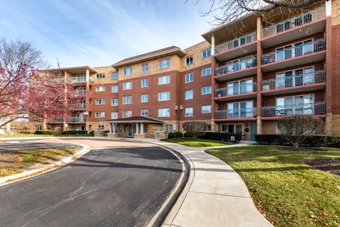 720 Creekside Dr #206, Mount Prospect, IL 60056