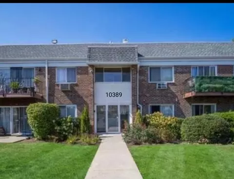 10389 Dearlove Rd #2A, Glenview, IL 60025