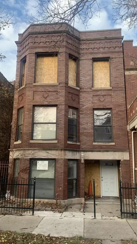 2818 W Fletcher St, Chicago, IL 60618