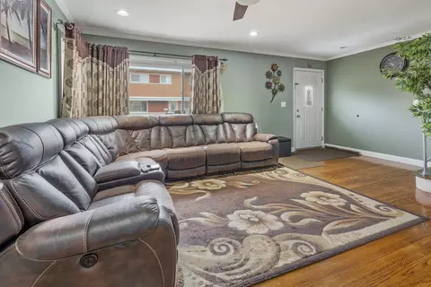 9 E Judith Ann Dr, Mount Prospect, IL 60056 photo 3