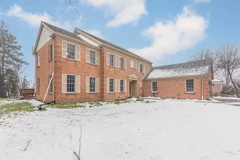 2313 Mohawk Ln, Glenview, IL 60026