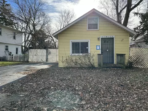 27 W029 Oak St, Hanover Park, IL 60133