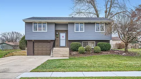 1303 Somerset Ln, Schaumburg, IL 60193