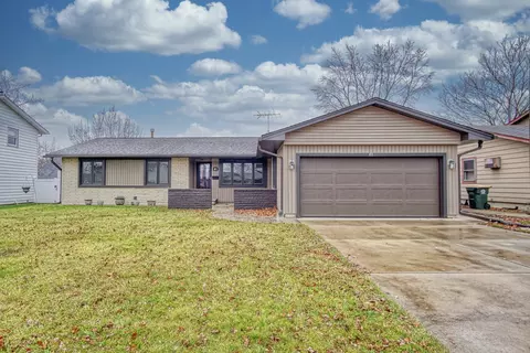 61 Kendal Rd, Elk Grove Village, IL 60007