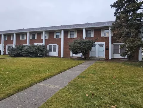 709 Old Indian Trail Rd, Aurora, IL 60506