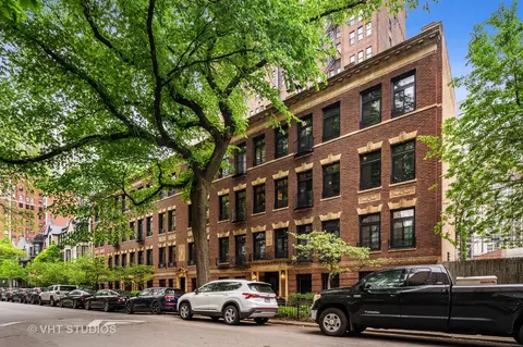 21 Elm St #3C, Chicago, IL 60611