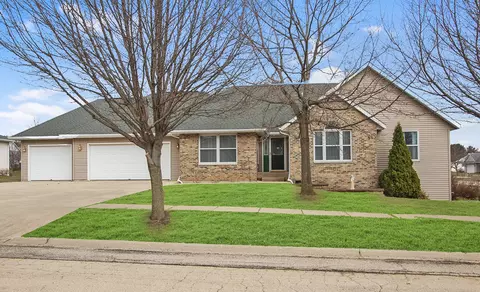 761 Seminole Dr, Freeport, IL 61032