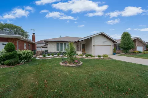 4832 W 107th St, Oak Lawn, IL 60453