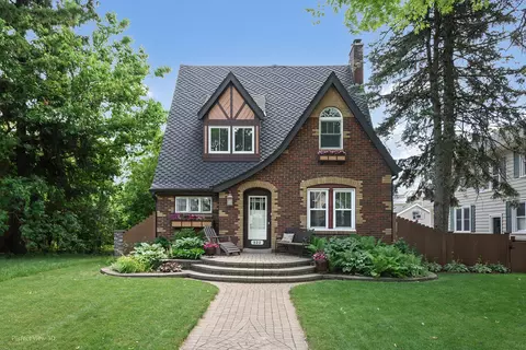 522 N Main St, Naperville, IL 60563