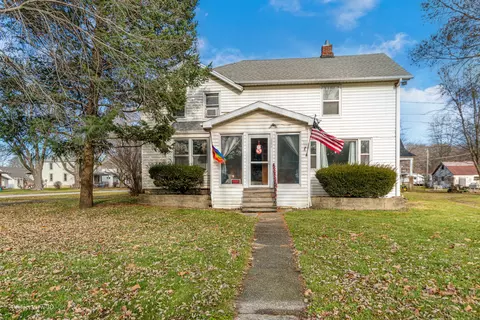 202 N Locust St, Momence, IL 60954