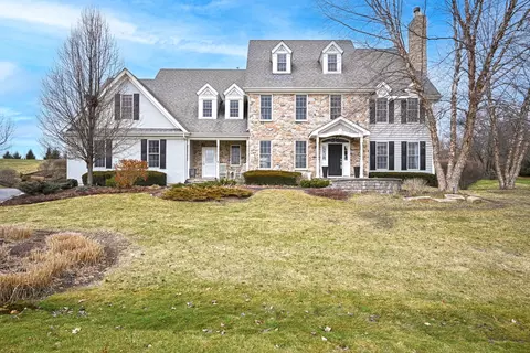 38 W598 Clubhouse Dr, Saint Charles, IL 60175
