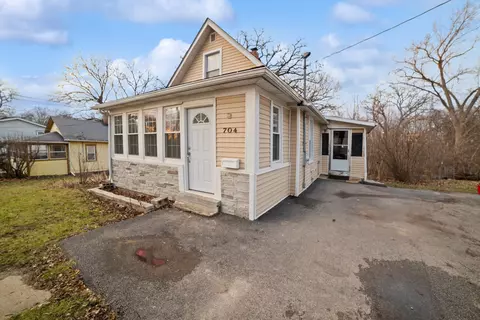 704 Goethe St, Elgin, IL 60123
