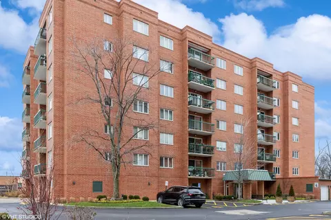 545 S River Rd #407, Des Plaines, IL 60016