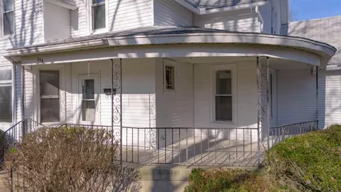 208 E Chestnut St, Fairbury, IL 61739 photo 2