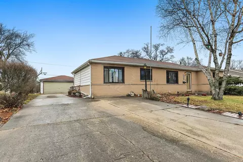 350 Apache Ln, Hoffman Estates, IL 60169 photo 2