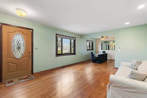 350 Apache Ln, Hoffman Estates, IL 60169 photo 4