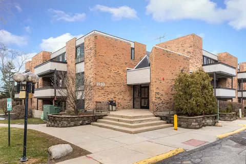1810 Hemlock Pl #207, Schaumburg, IL 60173