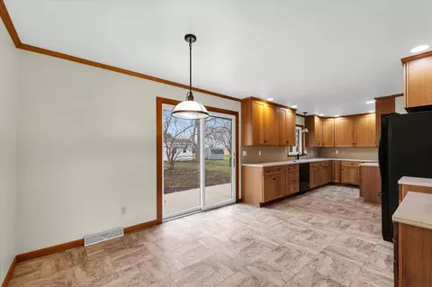 205 W Maple St, Roberts, IL 60962 photo 10