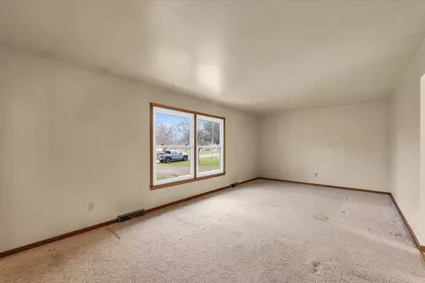 205 W Maple St, Roberts, IL 60962 photo 7