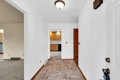 205 W Maple St, Roberts, IL 60962 photo 6