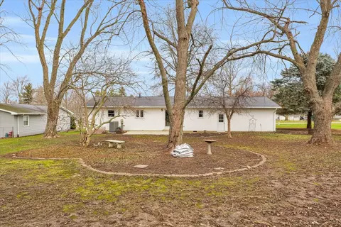 205 W Maple St, Roberts, IL 60962 photo 4