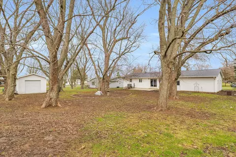 205 W Maple St, Roberts, IL 60962 photo 3