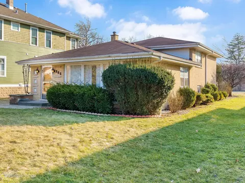 365 Olmsted Rd, Riverside, IL 60546